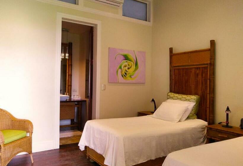 اتاق کلاب, Iguana Lodge Beach Resort