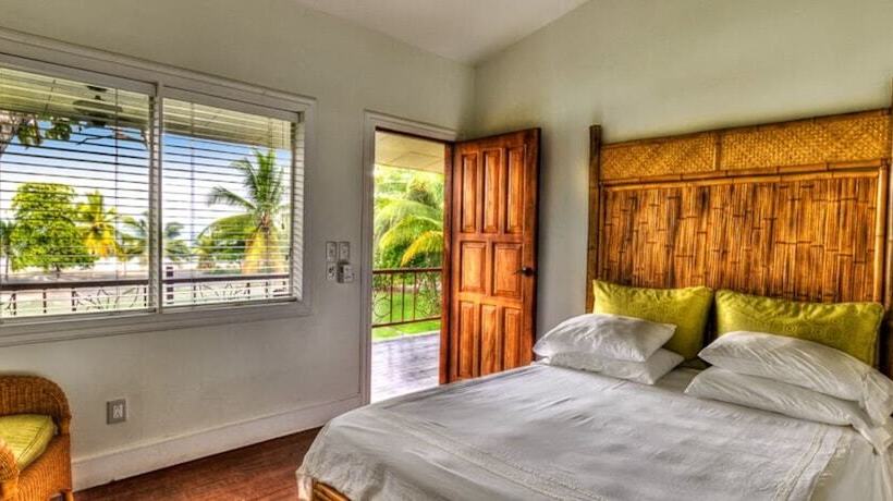 Номер Клуб, Iguana Lodge Beach Resort