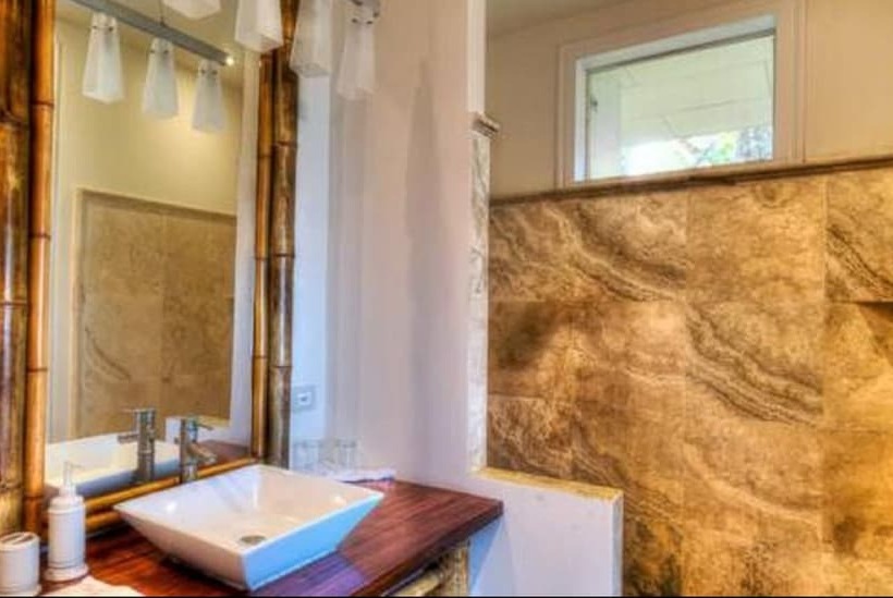 اتاق کلاب, Iguana Lodge Beach Resort