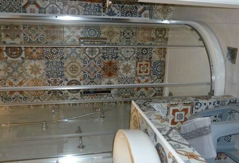 غرفة عائلية, Omorfi Poli