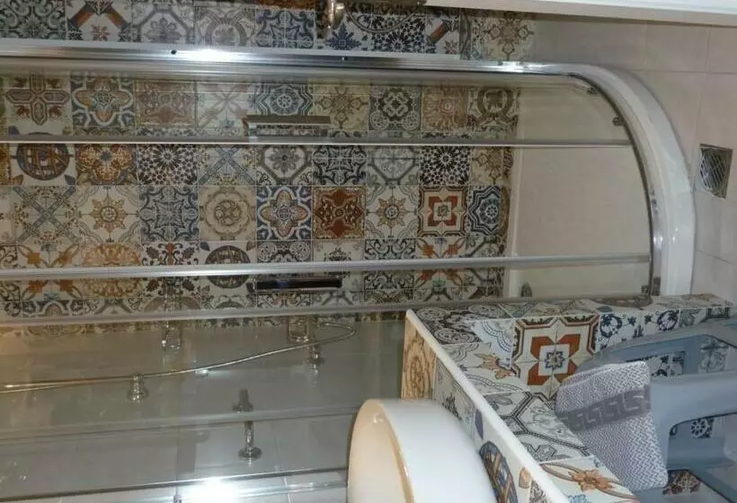 اتاق خانوادگی, Omorfi Poli