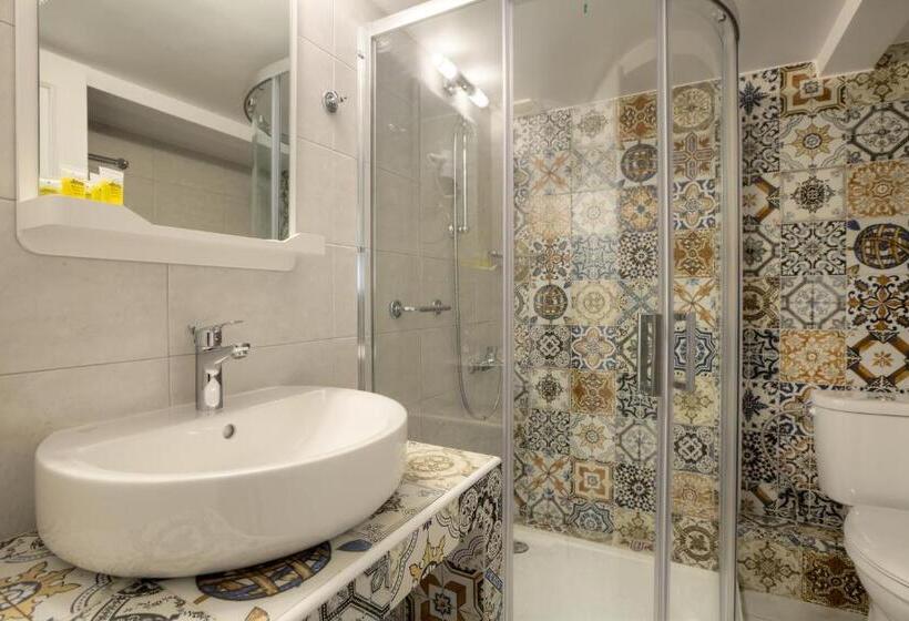 Quarto Familiar, Omorfi Poli