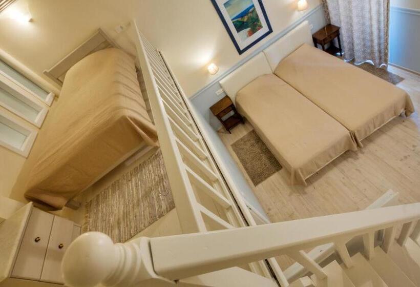 جناح عائلي, Omorfi Poli