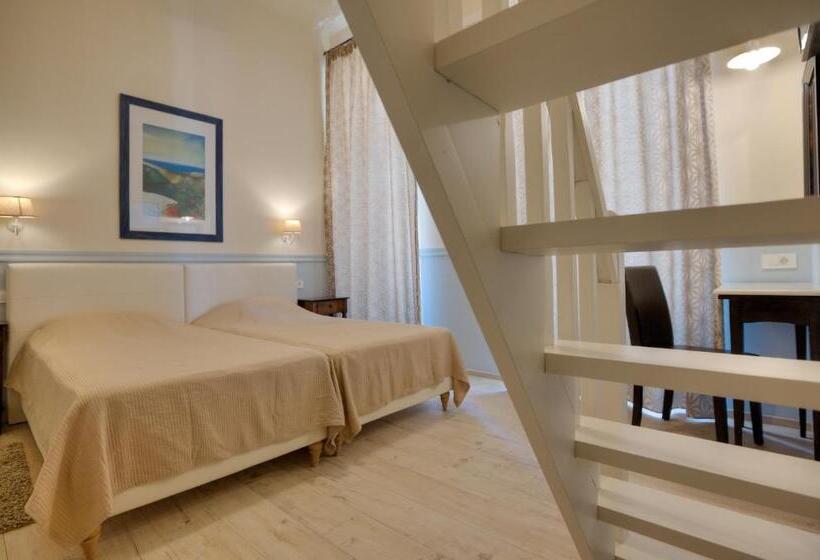 جناح عائلي, Omorfi Poli