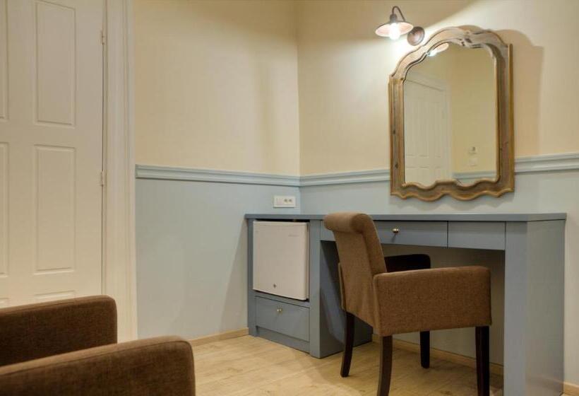 جناح عائلي, Omorfi Poli