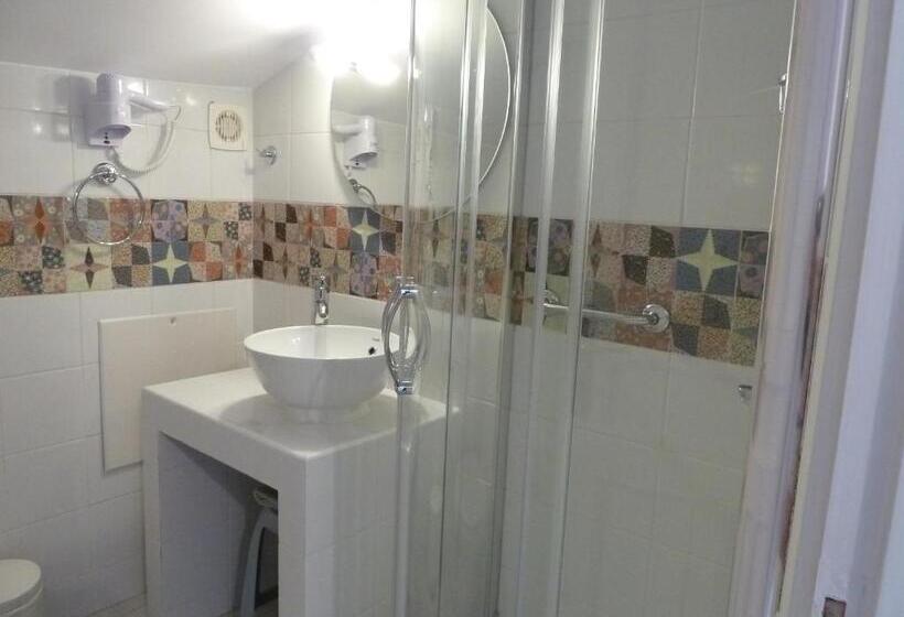 Quarto Ático, Omorfi Poli