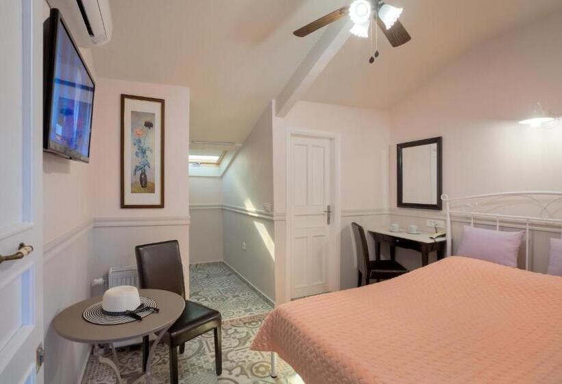 غرفة دور أخير, Omorfi Poli