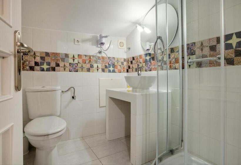 غرفة دور أخير, Omorfi Poli