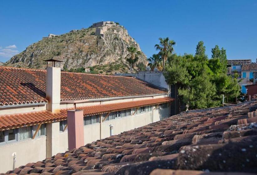 غرفة دور أخير, Omorfi Poli