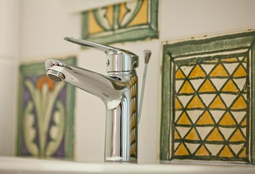 غرفة كلاسيكية, Omorfi Poli