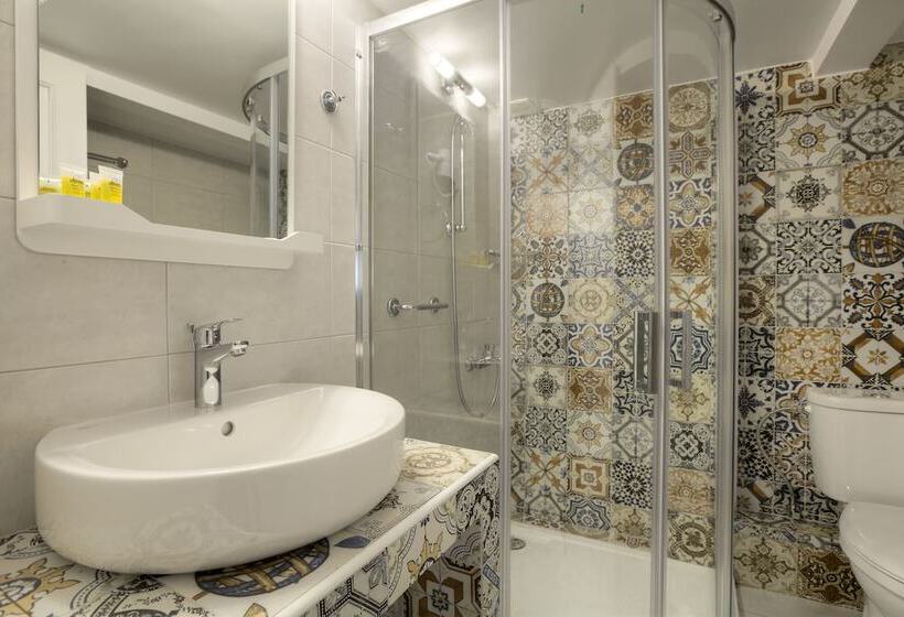 Quarto Familiar, Omorfi Poli