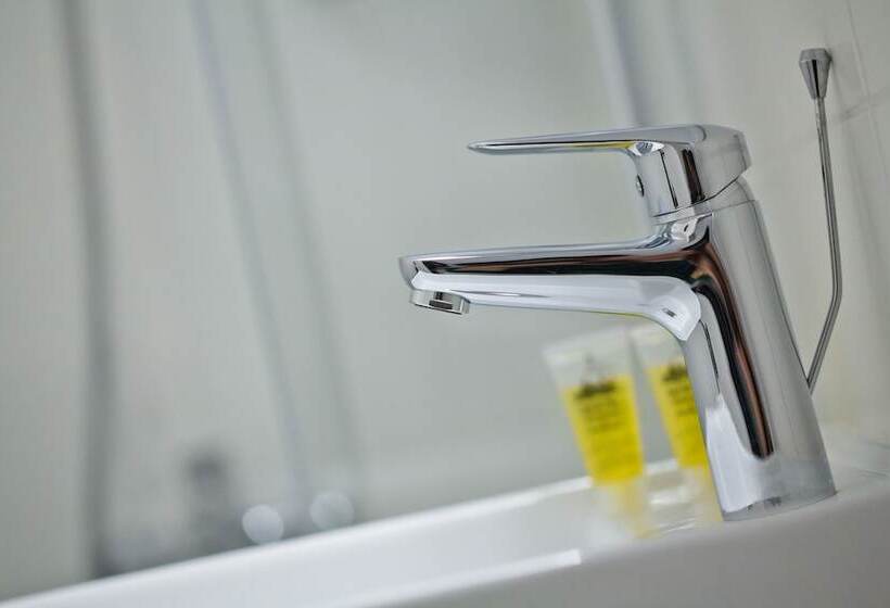 غرفة عائلية, Omorfi Poli