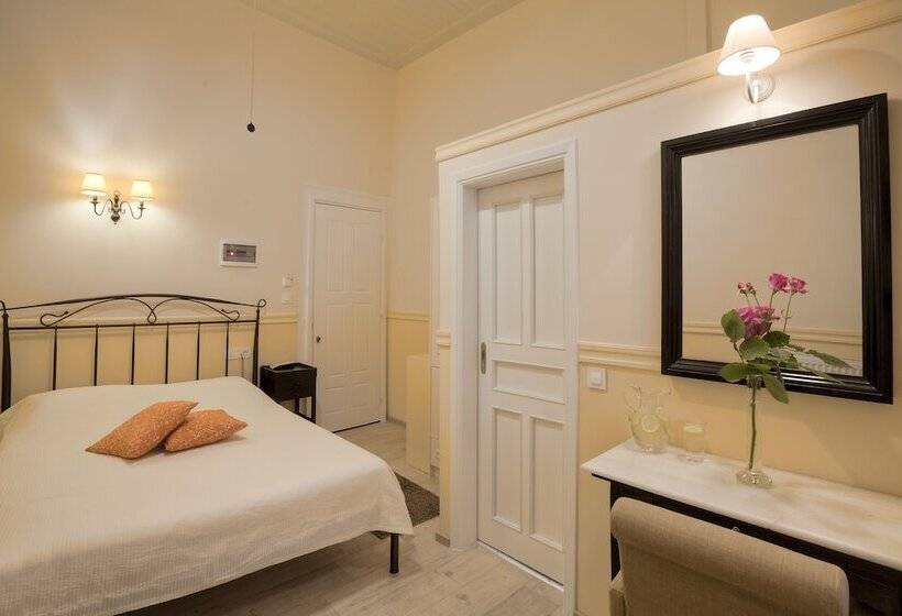 Quarto Estandar Individual, Omorfi Poli