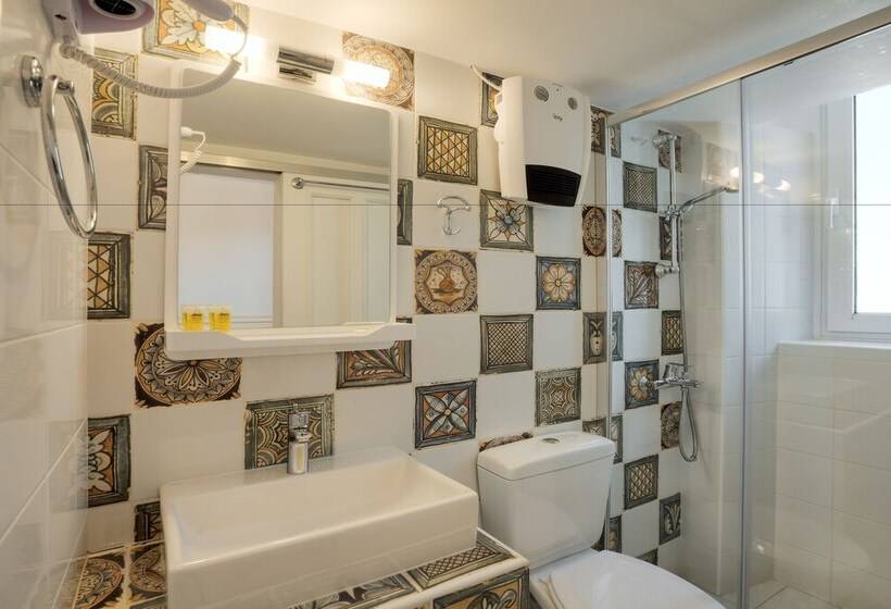 غرفة قياسية فردية, Omorfi Poli