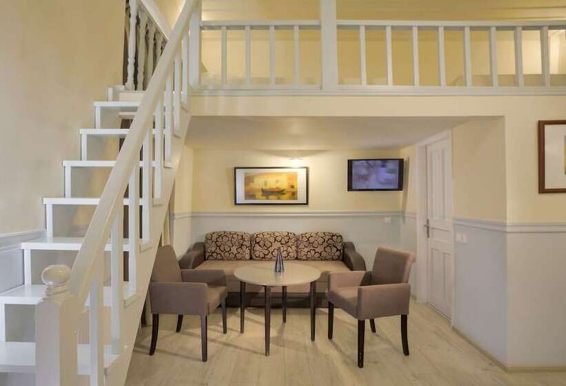 غرفة عائلية, Omorfi Poli