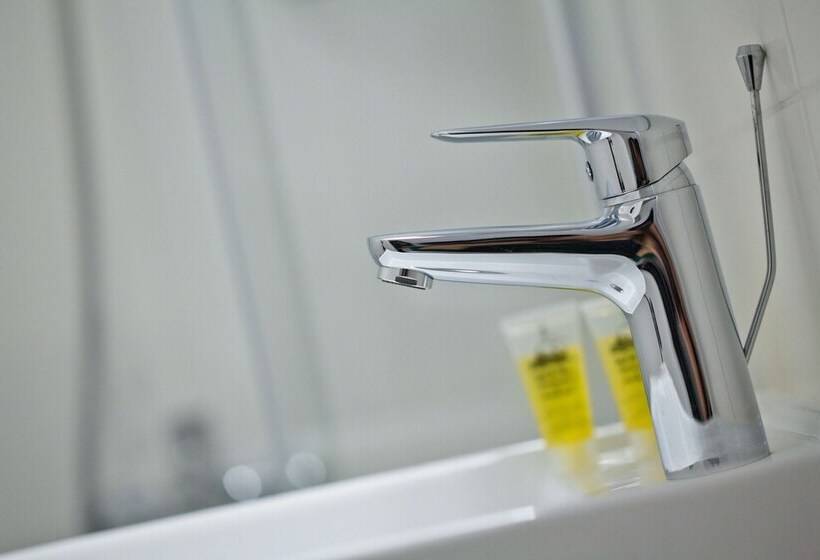 غرفة قياسية فردية, Omorfi Poli