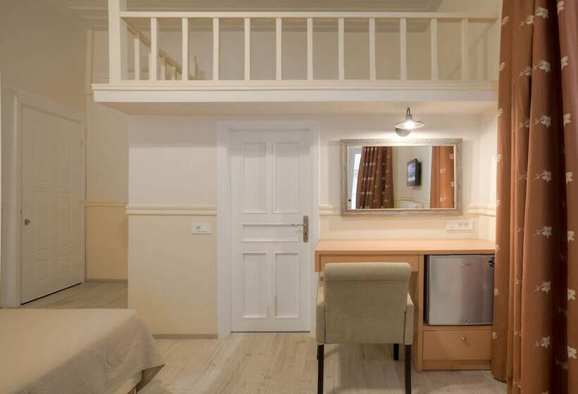 غرفة كلاسيكية, Omorfi Poli