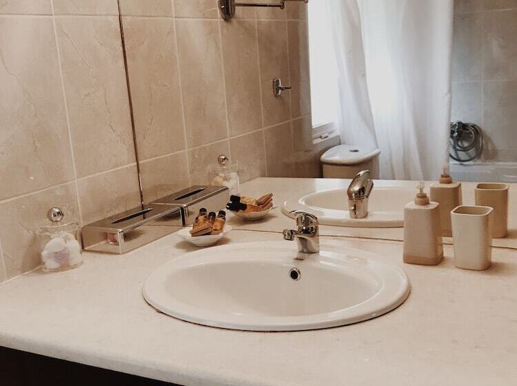 标准三人间, Five Seasons Pension