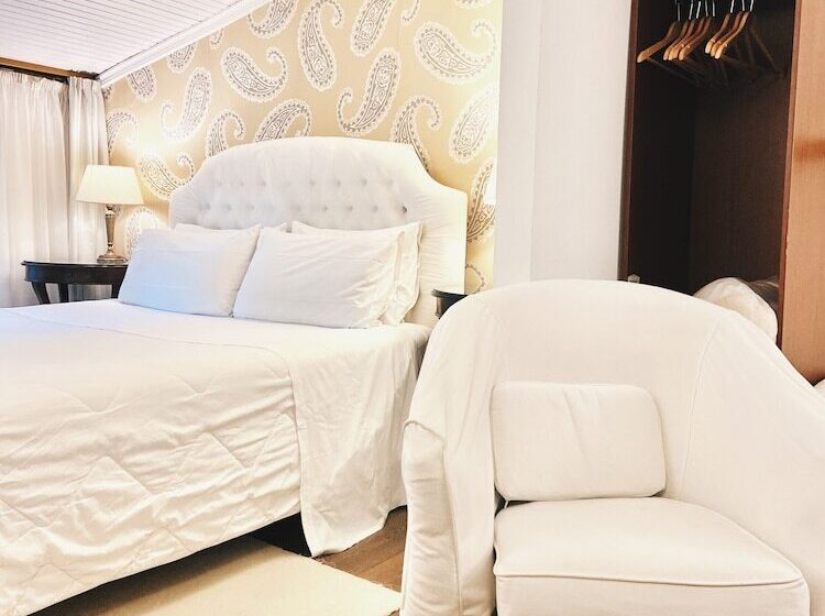 חדר סטנדרט לשלושה, Five Seasons Pension