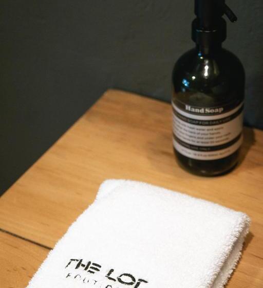 اتاق استاندارد با تخت بزرگ, The Lot Boutique