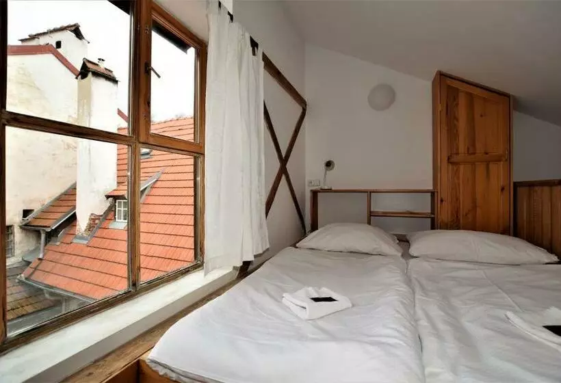 スイート, Travel Hostel