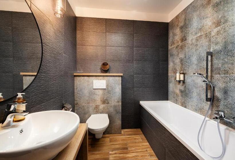 غرفة ديلوكس رباعية, Wine & Wellness Hotel Besední Dům