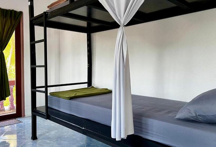 ルームシェアのワンベッド, Baan Kai Hostel