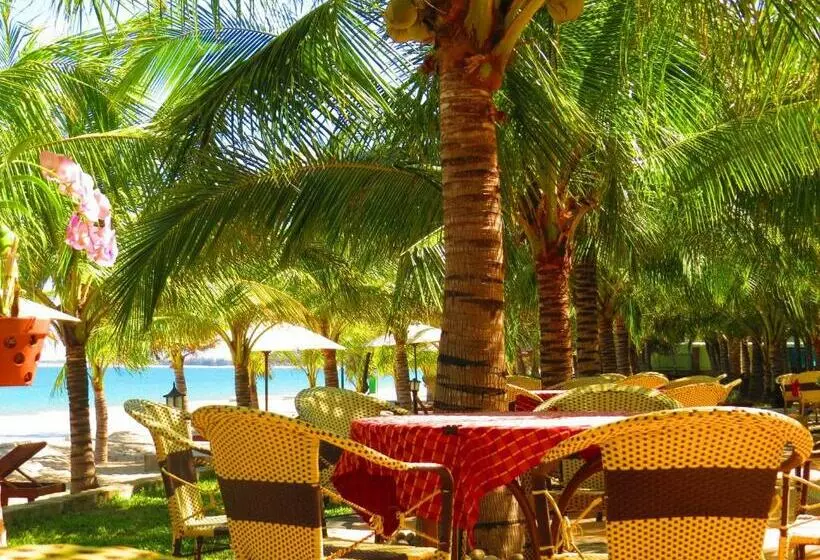 اتاق خانوادگی با چشم‌انداز باغ, Gold Rooster Resort