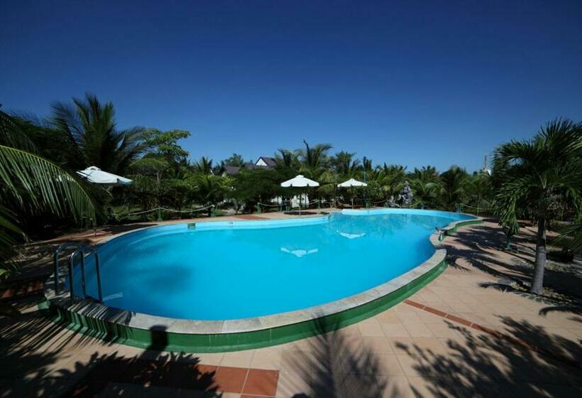 اتاق خانوادگی با چشمانداز باغ, Gold Rooster Resort