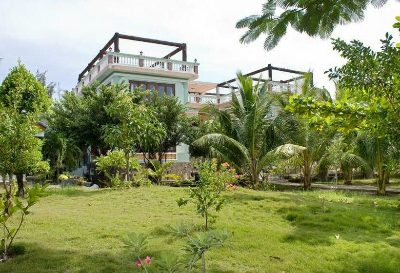 اتاق خانوادگی با چشمانداز باغ, Gold Rooster Resort