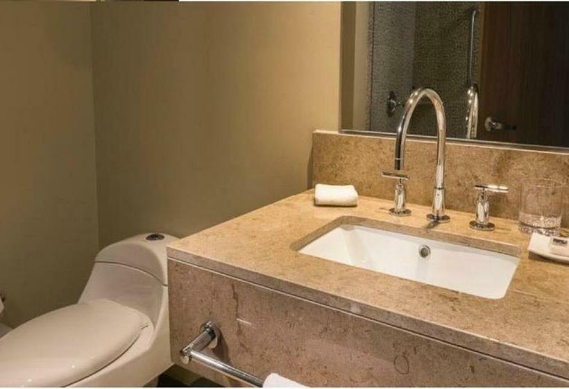 Номер Стандарт, Hampton By Hilton Medellin