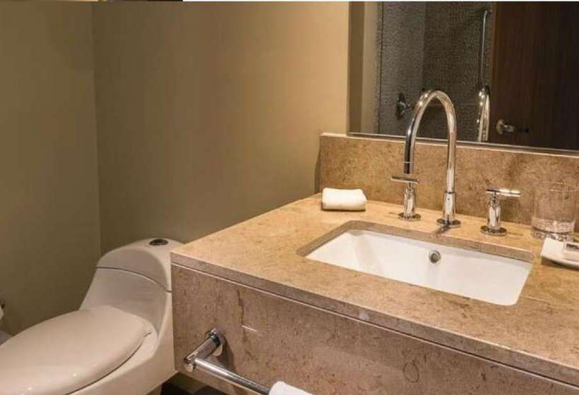 Номер Стандарт, Hampton By Hilton Medellin