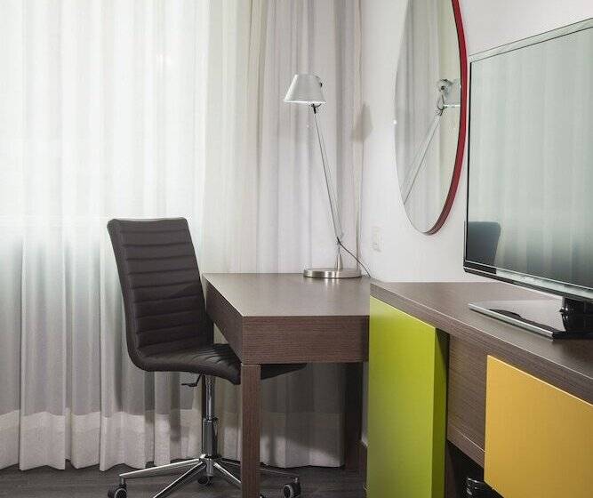 Номер Стандарт, Hampton By Hilton Medellin