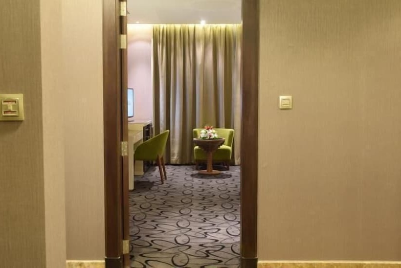 סוויטת ג'וניור, Hayat Heraa