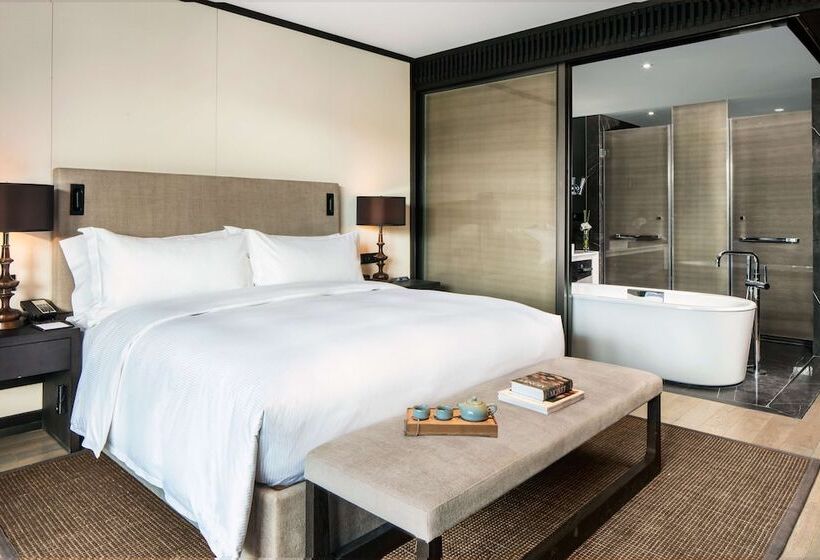 Номер Базовый Двуспальная Кровать, Hilton Ningbo Dongqian Lake