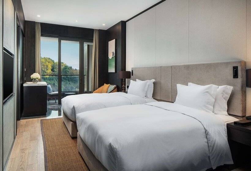 Номер Deluxe, Hilton Ningbo Dongqian Lake