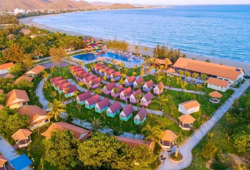خانه یا کلبه ی ییلاقی با نمای استخر, Ttc Resort Ninh Thuan  Unlimited Access To Water Park