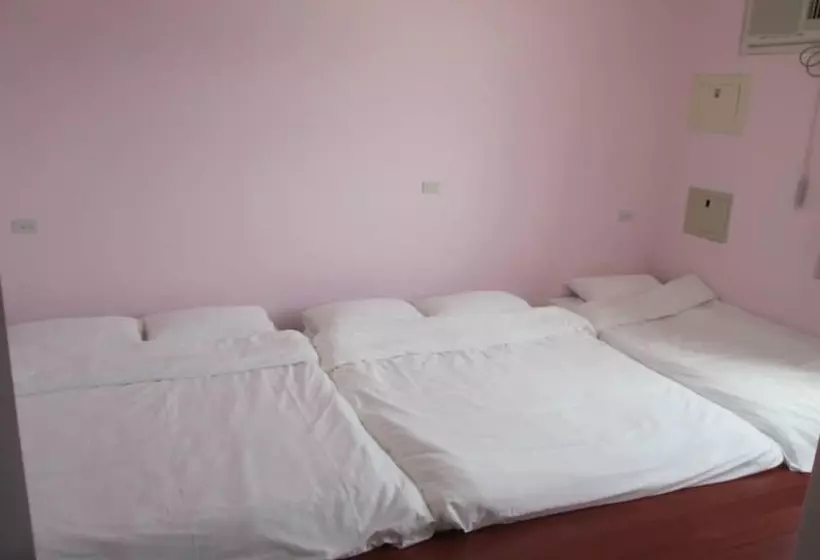 اتاق خانوادگی, Dragon House B&b