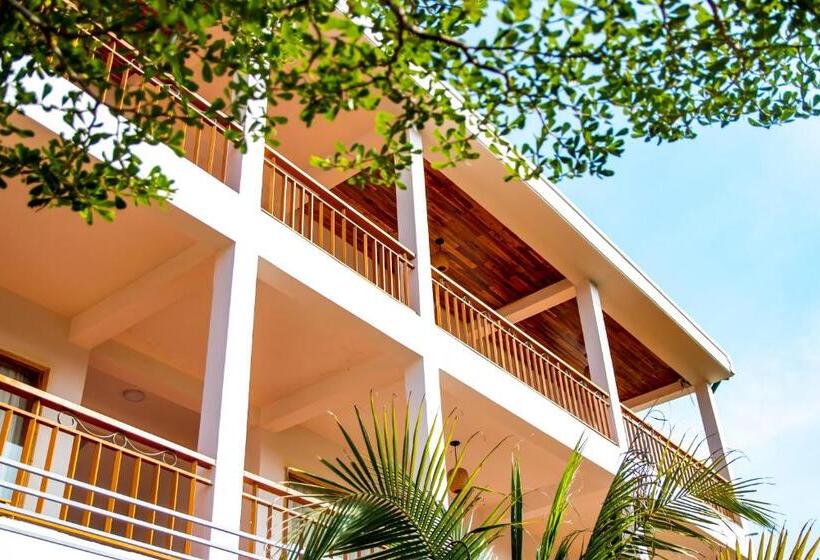 اتاق سه نفره سوپریور با چشم‌انداز باغ, La Casa Resort