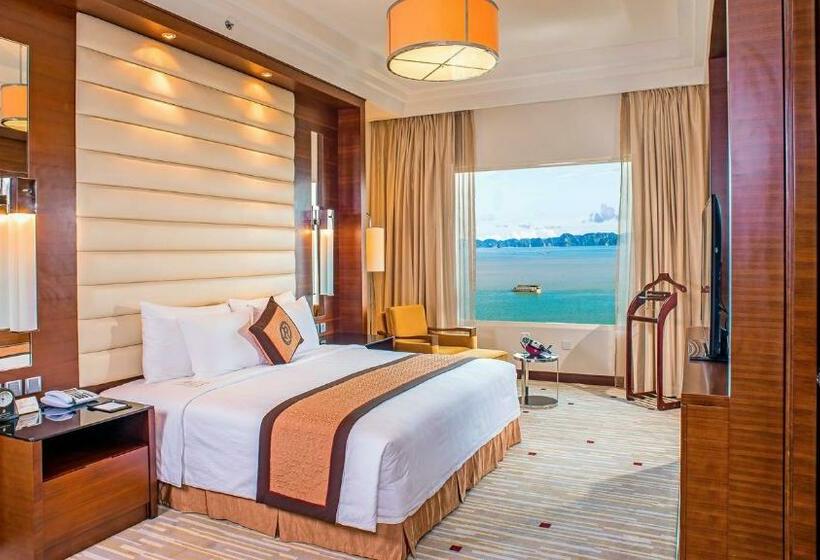 سوییت با چشم‌انداز دریا, Royal Halong