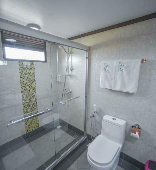 اتاق لوکس با بالکن, Rashu Hiyaa