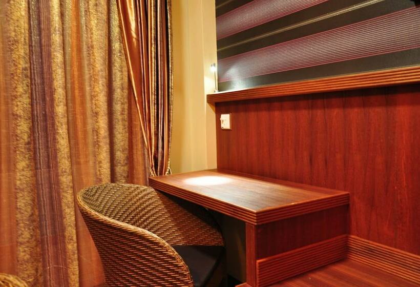 اتاق لوکس با چشم‌انداز, Rashu Hiyaa