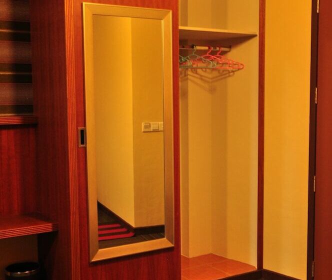 اتاق لوکس با چشم‌انداز, Rashu Hiyaa