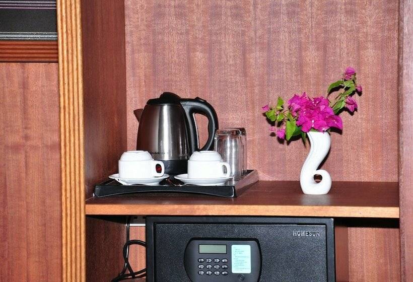 اتاق لوکس با چشم‌انداز, Rashu Hiyaa