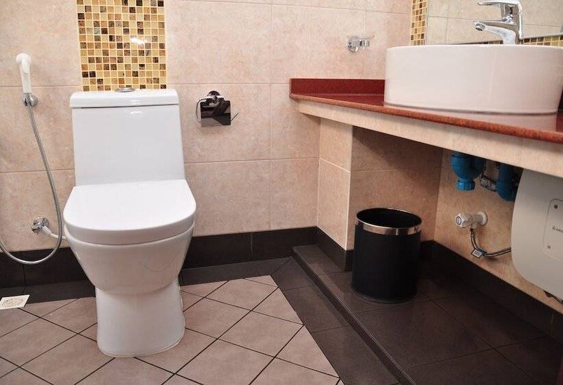 اتاق لوکس با چشم‌انداز, Rashu Hiyaa