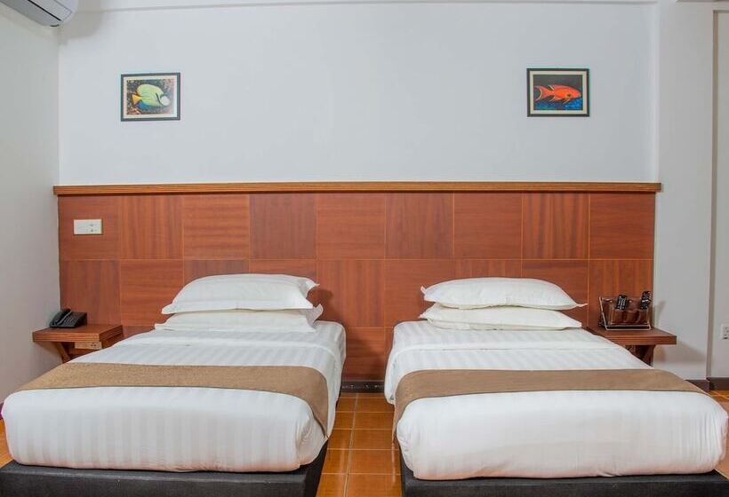 اتاق لوکس با چشم‌انداز, Rashu Hiyaa