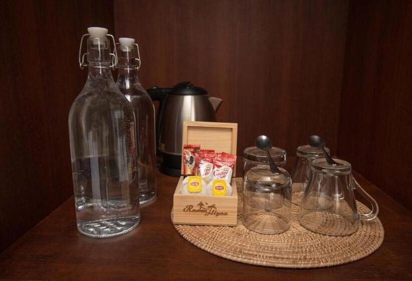 اتاق سوپریور با بالکن, Rashu Hiyaa