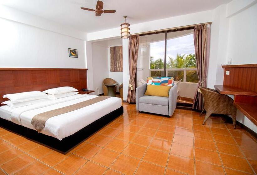 اتاق لوکس با چشم‌انداز, Rashu Hiyaa