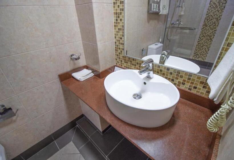 اتاق لوکس با چشم‌انداز, Rashu Hiyaa