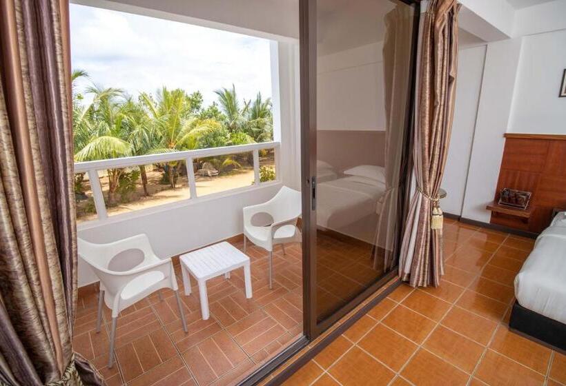 اتاق لوکس با چشم‌انداز, Rashu Hiyaa